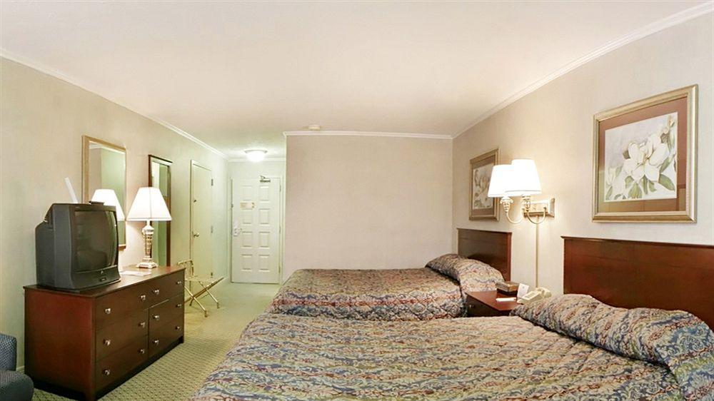 Red Roof Inn & Suites Lexington - Hamburg Экстерьер фото